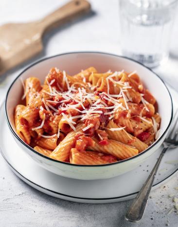 One-Pot-Pasta mit Chili, Speck und Tomatensugo.