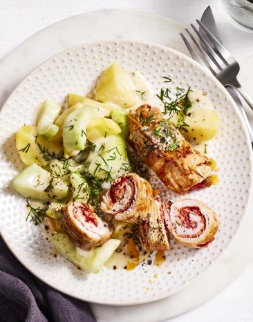 Leichtes Gericht mit Putenröllchen und Kartoffel-Gurken-Salat.