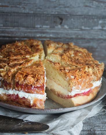 Rhabarbertorte mit Mandeln