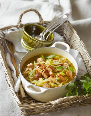 Scharfe Kohlsuppe mit knusprigem Kasseler