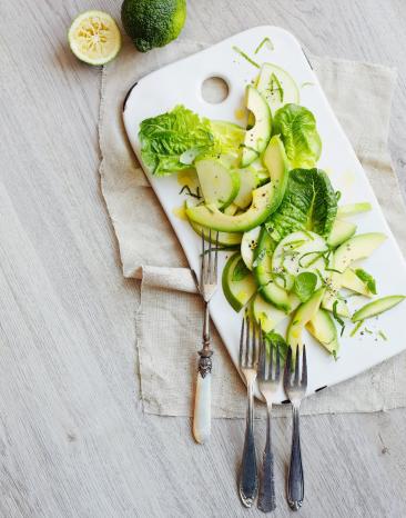 Avocado-Apfel-Salat mit Basilikum und Limette