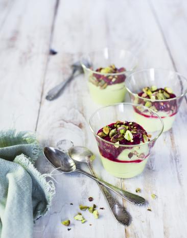 Avocado-Dessert mit Himbeersauce (zuckerfrei)