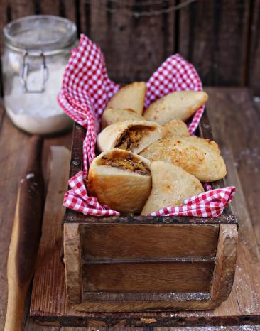 Bunte Mini-Calzone mit Lammhackfleisch