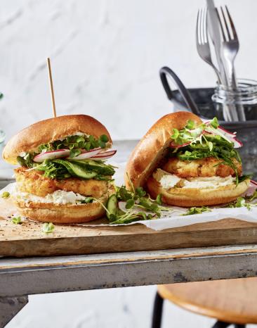 Fischfrikadellenburger mit Gurkensalat