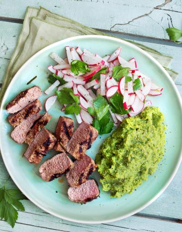 Gebratener Lammlachs mit Erbsenpüree und Radieschensalat