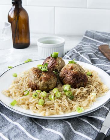 Würzige Schweinehackbällchen auf Jasminreis.