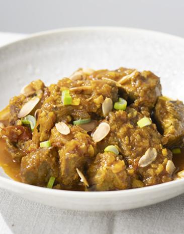 Geschmortes Lammfleisch mit Ingwer und Gewürzen