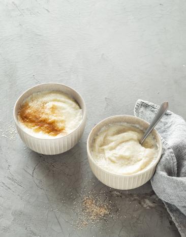 Cremiger Grießbrei in einer Schale.