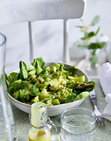 Grüner Spargel Brokkoli Salat