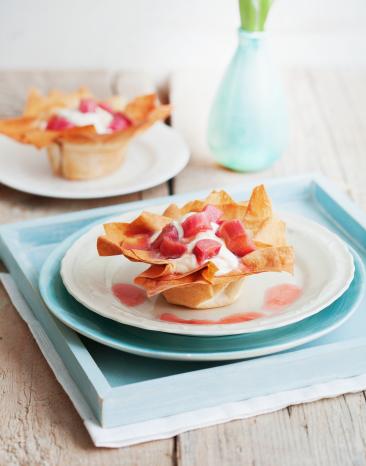 Kleine Rhabarbertörtchen mit Vanillecreme