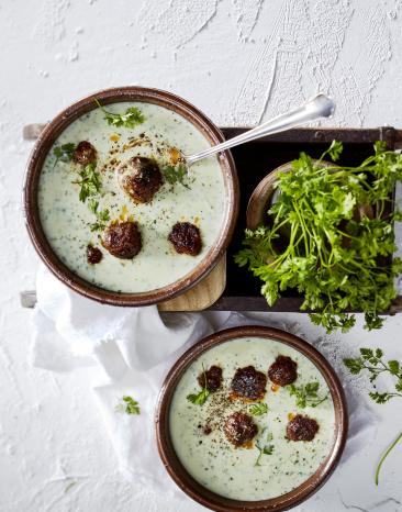 Kräutersuppe mit Hackbällchen