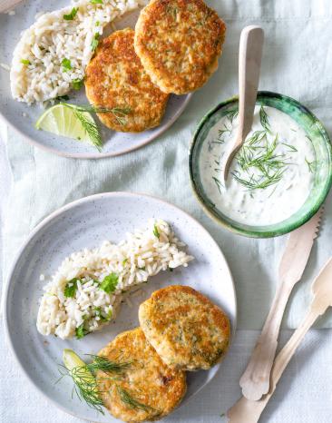 Lachsfrikadellen mit Reis und Kräuterremoulade