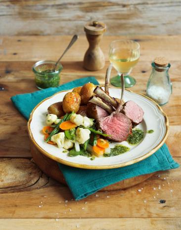 Lammkarree auf Frühlingsgemüse