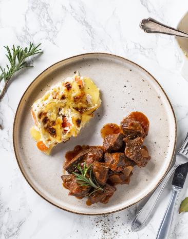 Lammschmortopf mit Kartoffel-Karotten-Gratin