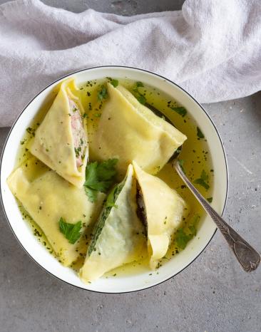 Maultaschen in Brühe mit Petersilie garniert.