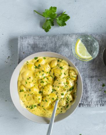 Teller mit Gnocchi in Käsesauce