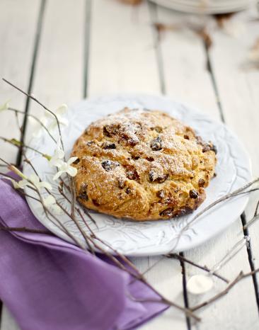 Feines Osterbrot mit getrockneten Aprikosen und Mandelstücken.