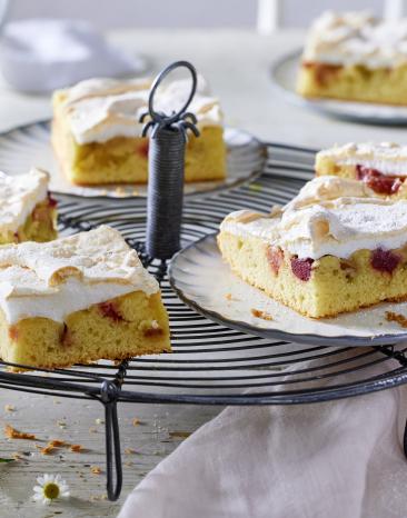 Rhabarber-Blechkuchen mit Baiserhaube