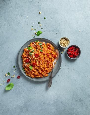 Risotto Arrabiatta mit Pininenkernen und Basilikum.