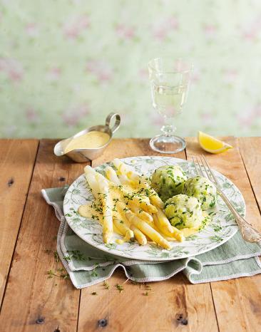 Spragel und Knödel angerichtet auf einem Teller