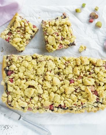 Streuselkuchen vom Blech mit Mohn und Rhabarber