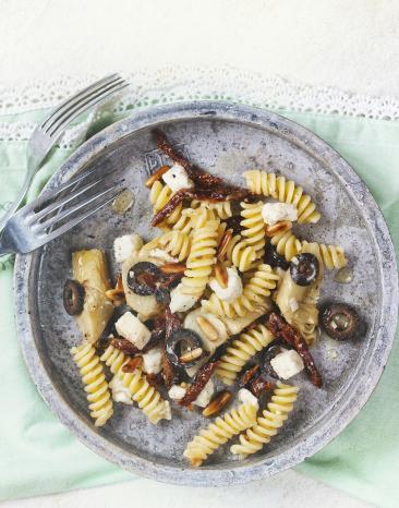 Antipasti-Nudelsalat mit Büffelmozzarella