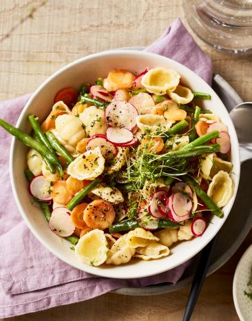 Bunter Nudelsalat mit Radieschen