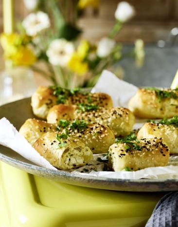 Gefüllte Blätterteig-Röllchen mit Feta.