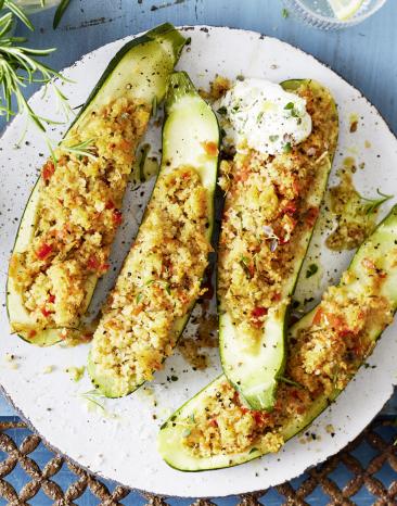 Deftig gefüllte Zucchini mit Bulugr und Käse überbacken.