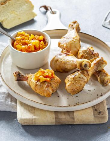 Gegrillte Hähnchenkeulen mit Paprikachutney und Ciabatta