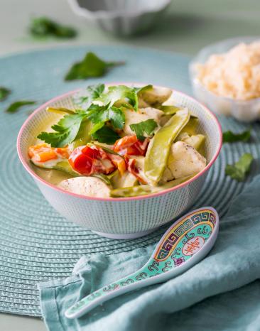 Hähnchencurry mit viel frischem Gemüse mit Kokosmilch.