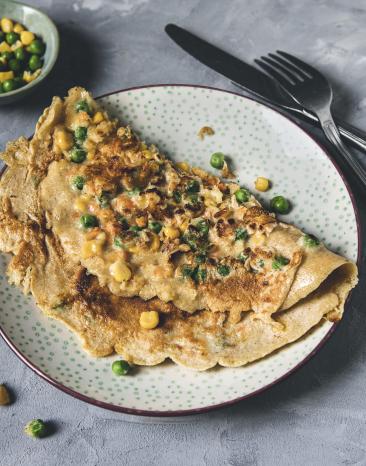 Dinkelpfannkuchen mit buntem Gemüse und Käse.