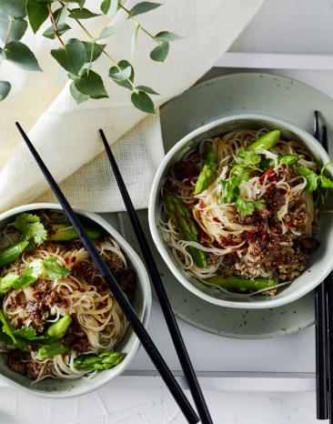 Lauwarmer Glasnudel-Spargel-Salat