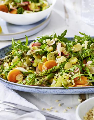 Ein leichter lauwarmer Spargelsalat mit Rucola und Vinaigrette.