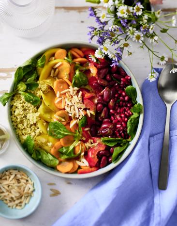 Frische Salatbowl mit Couscous und Mango.