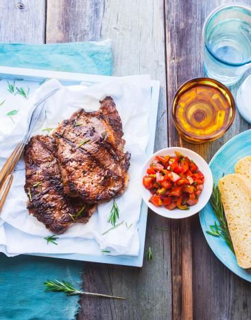 Zarte Sous-vide Rinderhüftsteaks vom Grill mit Salsa.