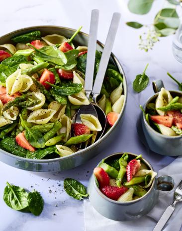 Spargel-Nudelsalat mit Erdbeeren