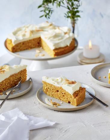 Veganer Ananas-Karotten-Kuchen mit Kokos-Topping
