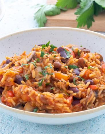 Bunte Reispfanne mit viel Gemüse.