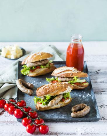 Selbstgemachte Mini-Würstchen mit Käse in Laugenstangen