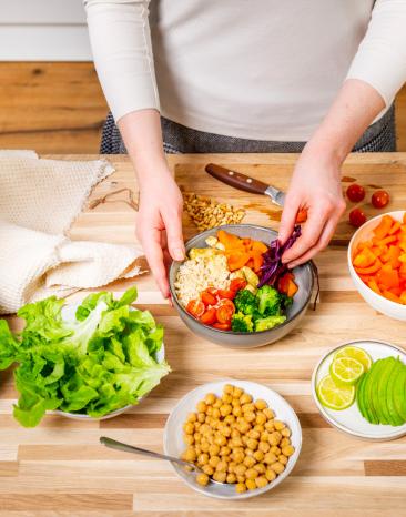 Sobald alles fertig ist, kannst du die restlichen Zutaten mit dem Reis und Hähnchen in eine Bowl füllen.