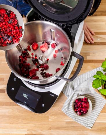 Beeren werden in den Topf des Cookit eingewogen.