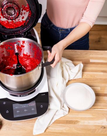 Ruckzuck ist das Obst für die Marmelade im Cookit zerkleinert. 