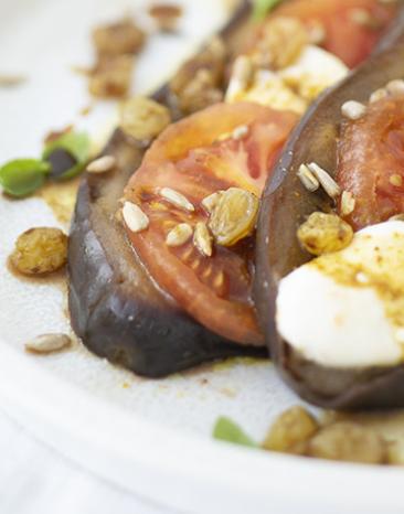 Antipasti aus marinierten Auberginen, gedämpften Tomaten und Mozzarella