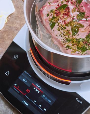 Vakuumiertes Fleisch gart Sous-vide im Cookit Topf