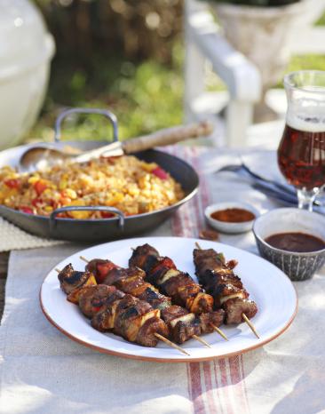 Bunte Schaschlikspieße mit Gemüse-Bratreis