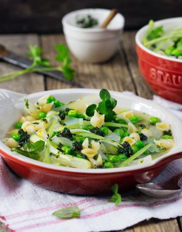 Erbsen-Fenchel-Suppe mit Orecchiette und Kräuteröl