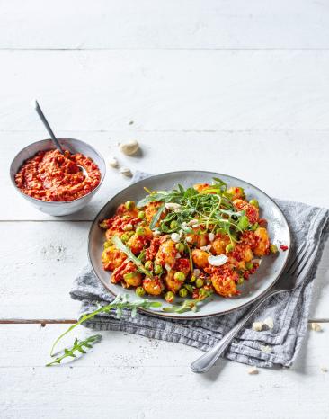 Schnelle Gnocchi mit rotem Paprika-Pesto.