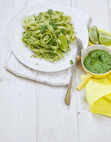 Tagliatelle mit Limetten-Mangoldpesto