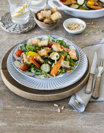 Antipasti-Salat mit Croûtons und Pinienkernen